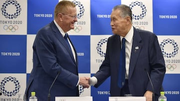 John Coates y Yoshiro Mori se saludan tras una rueda de prensa de la Comisi&oacute;n de Coordinaci&oacute;n de los Juegos Ol&iacute;mpicos de Tokio 2020.