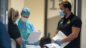 Un paciente de coronavirus es atendido en Liverpool.