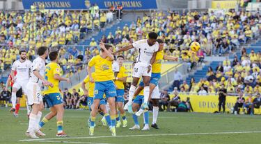 El Madrid volvió a levantar un partido en cuesta con la habitual embestida final. Vinicius tocó a rebato tras el gol de Javi Muñoz y un cabezazo de Tchouameni decidió el choque. Las Palmas se hundió al final.