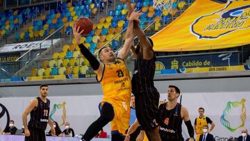 GRAFCAN989. LAS PALMAS DE GRAN CANARIA, 04/11/2020.-- El jugador del Herbalife Gran Canaria Burjanadze (i) y el jugador del Promitheas Patras Agbelese durante el partido de Eurocup que ambos equipos disputaron este miérciles en el Gran Canaria Arena, en Las palmas de Graan Canaria Arena. EFE/Quique Curbelo