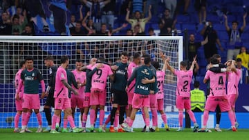 BARCELONA, SPAIN - OCTOBER 16: Players of RCD Espanyol celebrate towards the fans following their side's victory in the LaLiga Santander match between RCD Espanyol and Real Valladolid CF at RCDE Stadium on October 16, 2022 in Barcelona, Spain. (Photo by Eric Alonso/Getty Images)