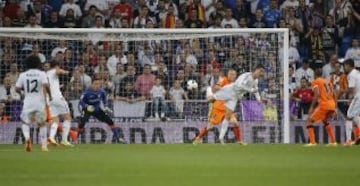 04/05/14 - Espectacular gol de espuela de Cristiano Ronaldo al Valencia en el Bernabéu.