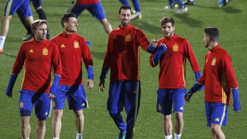 Monreal, Aduriz, Busquets, Sergi Roberto y Escudero charlan durante la sesi&oacute;n de entrenamiento. 