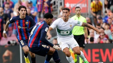 BARCELONA, 17/09/2022.- El centrocampista argentino del Elche CF, Ezequiel Ponce (d), disputa el balón ante los jugadores del FC Barcelona, Hector Bellerín (i) y el uruguayo Ronald Araújo, durante el partido correspondiente a la sexta jornada de Primera División disputado hoy sábado en el Spotify Camp Nou de Barcelona. EFE / Quique García.
