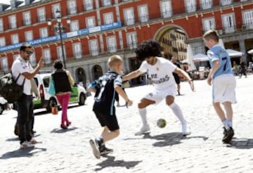 Los ingleses esperan la hora del partido disfrutando de las terrazas de la Plaza Mayor.