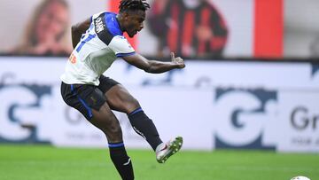 Soccer Football - Serie A - AC Milan v Atalanta - San Siro, Milan, Italy - July 24, 2020 Atalanta's Duvan Zapata scores their first goal, as play resumes behind closed doors following the outbreak of the coronavirus disease (COVID-19) REUTERS/Daniele Mascolo