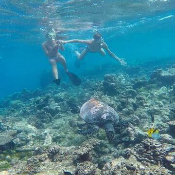 Saúl y su novia Yaiza buceando en uno de sus viajes.