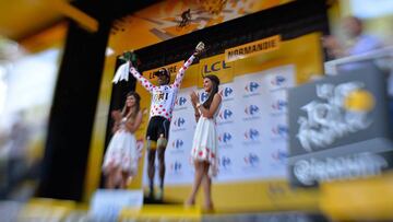 Daniel Teklehaimanot posa con el maillot de la monta&ntilde;a en el Tour de Francia 2015.