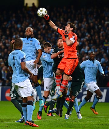 Iker Casillas despeja el balón durante el partido de Champions League entre el Real Madrid y el Manchester United el 21 de noviembre de 2012