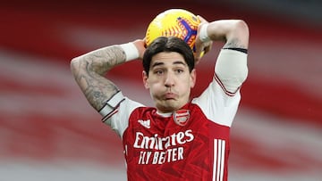 Arsenal&#039;s Spanish defender Hector Bellerin takes a throw-in during the English Premier League football match between Arsenal and Manchester United at the Emirates Stadium in London on January 30, 2021. (Photo by Alastair Grant / POOL / AFP) / RESTRIC