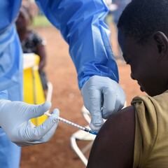 Conmoción en la ciencia: un superviviente del ébola contagia el virus cinco años después