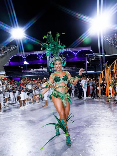 Además, produce contenido sobre estilo de vida, maternidad, belleza y rutinas personales.