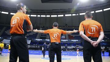Antonio Conde, en el centro, durante el Herbalife Gran Canaria-Joventut.