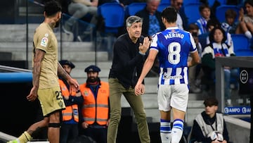 Real Sociedad's Spanish coach Imanol Alguacil (C) talks to Real Sociedad's Spanish midfielder Mikel Merino (R) during the Spanish league football match between Real Sociedad and UD Almeria at the Reale Arena stadium in San Sebastian on May 23, 2023. (Photo by ANDER GILLENEA / AFP)