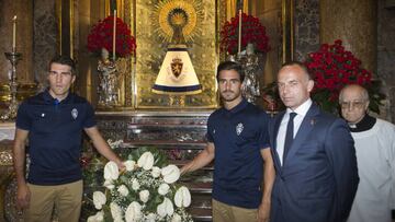 Los capitanes Zapater y Javi Ros y el presidente Chrisian Lapetra, durante la ofrenda a la Virgen del Pilar.