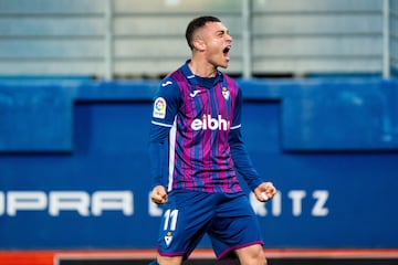 Yanis Rahmani celebra un gol con el Eibar.
