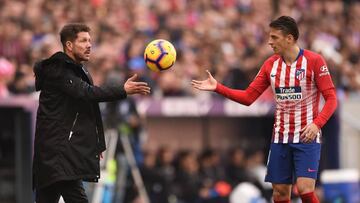 Simeone le da un bal&oacute;n a Arias en el Atl&eacute;tico-Alav&eacute;s en el que dio el pase del 1-0.