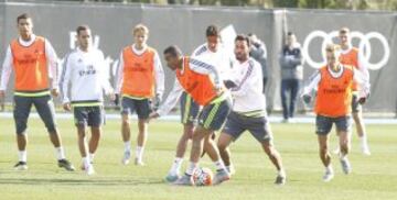 Arbeloa presiona a Danilo en una jugada del entrenamiento.