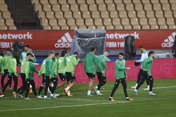 Entrenamiento del Betis. Marc Bartra y el grupo de jugadores.