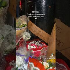 Vídeo: El edificio de Friends se llena de flores en tributo a Matthew Perry