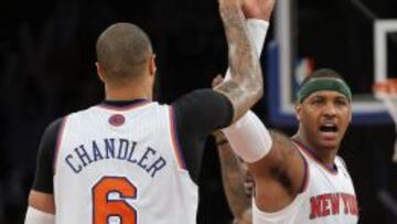 Carmelo Anthony y Tyson Chandler celebran la victoria de los New York Knicks