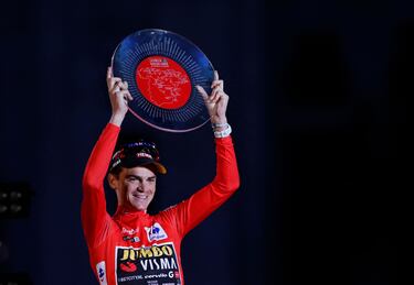 El ciclista estadounidense Sepp Kuss levanta el trofeo como campeón de La Vuelta 2023.