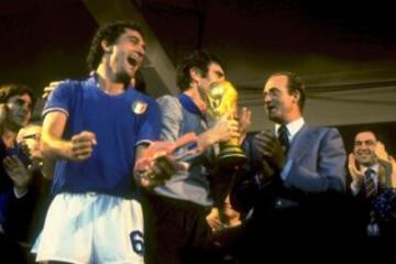 El Rey Juan Carlos entrega al capitán italiano Dino Zoff el trofeo de campeón de la Copa del Mundo durante el Mundial de España 82.