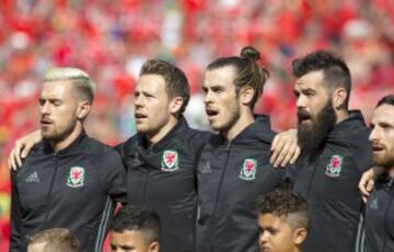 Aaron Ramsey, Gareth Bale y Joe Ladley cantando el himno de Gales.