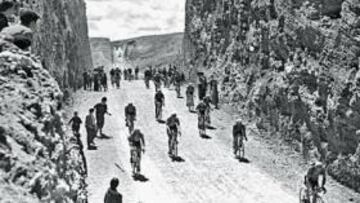 <b>LA AVENTURA. </b>Los ciclistas tuvieron que recorrer carreteras en su mayoría sin asfaltar en 1935. Pero en los parajes más recónditos hubo gente para animar su marcha.