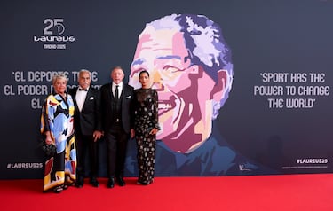 Mansour Bahrami, Boris Becker y Lilian Carvalho posan frente al Muro de Mandela en la alfombra roja de los Premios Laureus