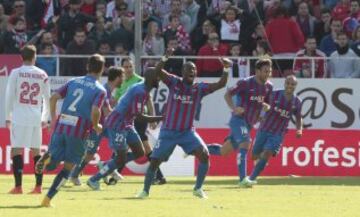 Alegria de los jugadores del Levante por el gol de empate 1-1 de Victor