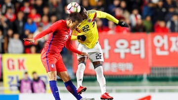 Jefferson Lerma en la lucha por un bal&oacute;n en juego a&eacute;reo ante Go Yohan en la derrota de Colombia ante Corea del Sur