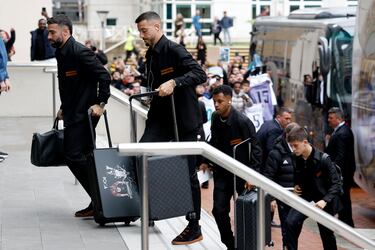 Dani Carvajal, Joselu, Rodrygo y Arda Güler en la llegada al hotel. 
 