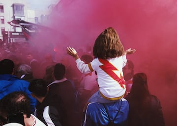 Una joven aficionada del Rayo Vallecano disfrutando de la previa del partido.