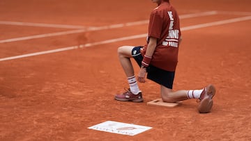 Un recogepelotas, junto a la placa de Rafa Nadal en la Philippe Chatrier.