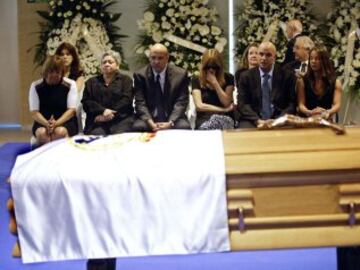 Familiares del presidente de honor del Real Madrid, Alfredo Di Stéfano, en la capilla ardiente instalada en el palco de honor del Santiago Bernabéu. 