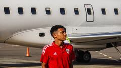 El futbolista francés Yanis Cimignani, a su llegada al aeropuerto de Rennes formando parte de la expedición del Ajaccio.