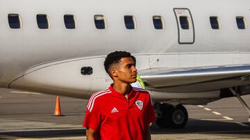 El futbolista francés Yanis Cimignani, a su llegada al aeropuerto de Rennes formando parte de la expedición del Ajaccio.