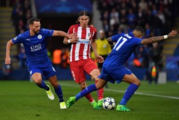 Filipe Luis con el balón.