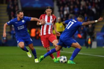 Filipe Luis con el balón. 