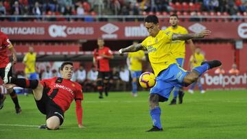 Sergio Araujo prueba el disparo en un partido ante el Mallorca.