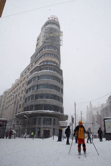 Un esquiador disfruta de la nieve en la Gran Via cubierta de nieve en Madrid, este sábado.