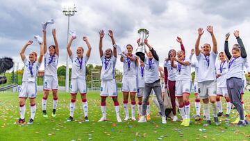 Jugadoras del Olympique de Lyon celebran el título de Copa.
