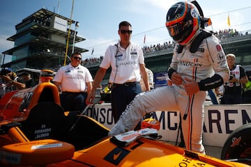 El español Fernando Alonso entrando al coche antes de su  participación en la última sesión de entrenamientos de las 500 Millas de Indianápolis 