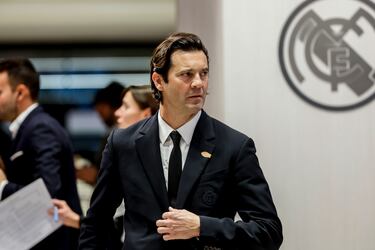 Solari durante el acto de entrega de la Bota de Oro a su compañero Kylian Mbappé.