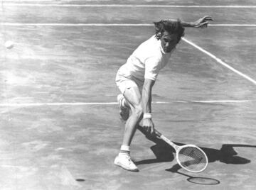 Nastase, con su raqueta de madera.