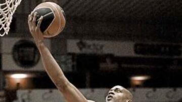 <b>IMPARABLE. </b>La defensa del Akasvayu, incapaz de sujetar a Smith.