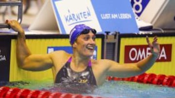 Mireia celebra su récord del mundo.