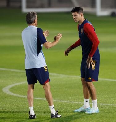 Luis Enrique dialogando con el delantero español Álvaro Morata.