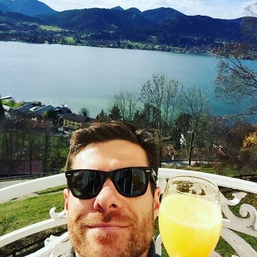 Xabi disfrutando del día de su cumpleaños con un cóctel.